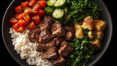 Siyah tabakta sebzeli biftek yahnisi..