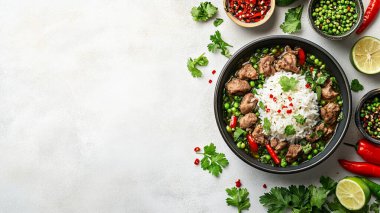 Gri masada geleneksel Türk pilavı tabağı