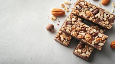 Badem, fındık, çikolata ve çikolata parçalı ev yapımı çikolata.