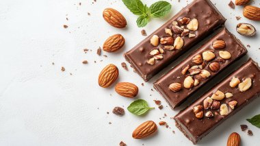 Ev yapımı çikolata, fındık, çikolata, nane yaprağı ve gri beton masada nane şekeri. en üstteki görünüm.