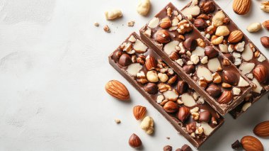 Lezzetli fındık çikolatalı kompozisyon ve açık arkaplanda çikolata