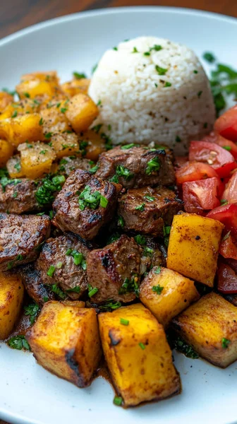 Patates, sebze, domates, soğan, kızarmış patates ve salatalı pilav.