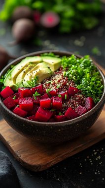 Avokado, kırmızı turp, avokado ve siyah ahşap arka planda susam tohumları. sağlıklı beslenme.