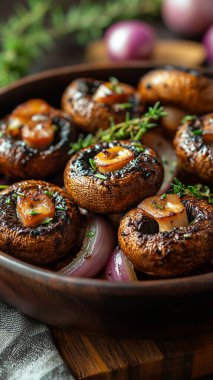 Kızarmış mantar ve şifalı ot.