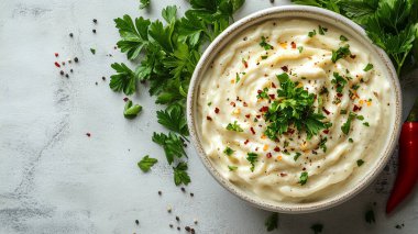 Sebze, bitki ve baharatlı geleneksel Rus çorbası.