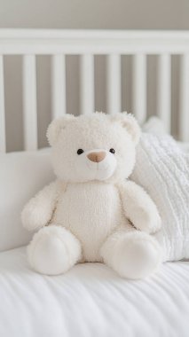 yumuşak bir oyuncak ayı beyaz bir yatak ve açık bir arkaplan, boşluğu kopyala