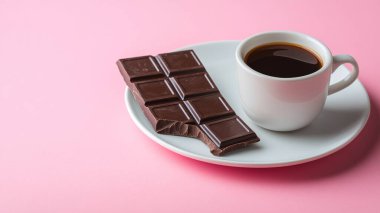 Pembe arka planda çikolatalı bir fincan kahve.