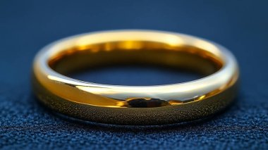 Siyah arkaplanda elmas yüzük