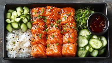 Somon, salatalık, soya soslu Japon suşisi. Japon yemek menüsü. en üstteki görünüm