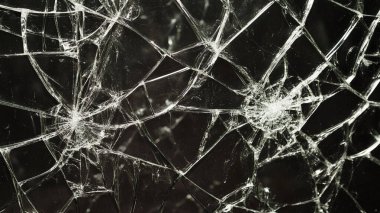 Siyah arka planda kırık camlar ve çatlaklar.