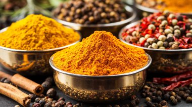 çeşitli baharatlar ve otlar ahşap tablo