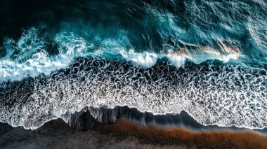 Sahildeki dalganın havadan görünüşü