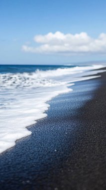Kum ve beyaz köpüklü güzel Karadeniz plajı. siyah kum ve mavi gökyüzü.