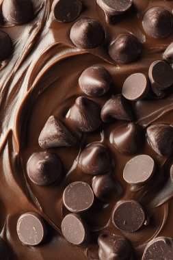 Çikolata kaplı ve siyah çikolata parçaları.