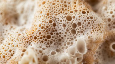 Yakın çekim - bir parça ekmek ile ahşap bir masa üzerindeki un deseni.