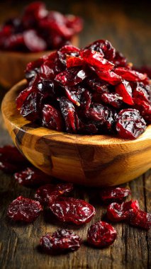 Ahşap zemin üzerinde kurumuş kuru üzümler. Yakın plan.