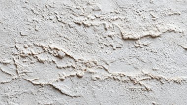 Beyaz duvar dokusunda eski alçı