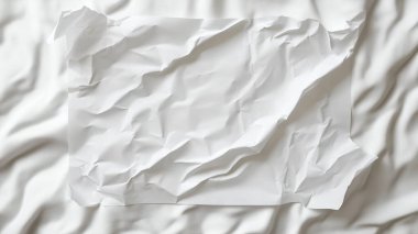 Beyaz arka planda buruşmuş beyaz kağıt