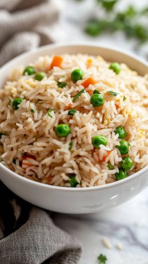 Tavuklu pilav ve kasede sebze. sağlıklı yiyecekler