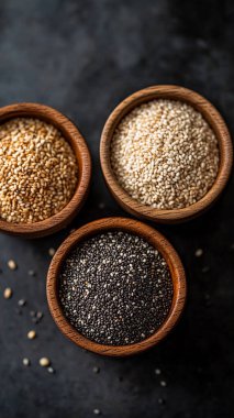 Koyu arkaplanda farklı buğday taneleri