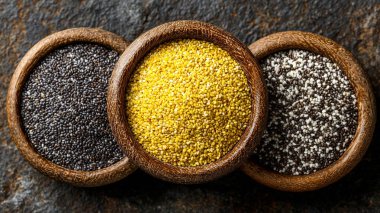 Bir dizi siyah, sarı ve kırmızı, beyaz ve kahverengi kinoa.