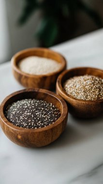 Tahta bir levhanın içindeki tahılların çeşitli türleri.