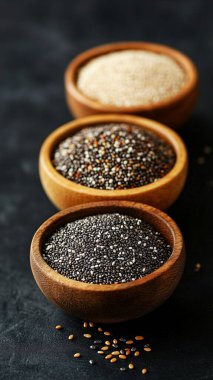 Tahta kasede siyah ve beyaz chia tohumları. bir kasede siyah chia tohumları.