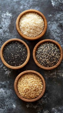 çeşitli karabuğday taneleri, siyah ve beyaz