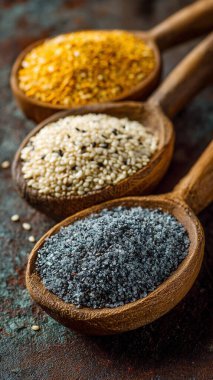 Tahta kasede çeşitli pirinç.