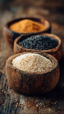 Tahta arka planda bir kasede siyah ve beyaz pirinç.