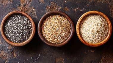 Tahta bir masada çeşitli buğday taneleri.