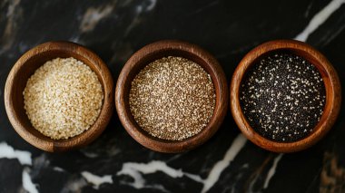 Siyah zemin üzerinde çeşitli pirinç türleri.