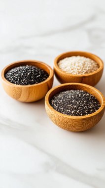 Hindistan cevizi ve susamlı chia kara pudingi.