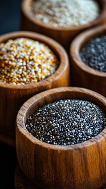 Tahta bir kasede siyah ve beyaz kinoa tohumları. siyah kinoa, kinoa, chia ve kinoa tohumları.