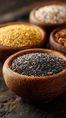 Masadaki tahıl ve tohumların farklı türleri.