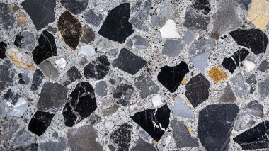 Siyah mermer zemin ve beyaz fayanslar.