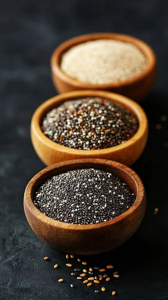 Tahta kasede siyah ve beyaz chia tohumları. bir kasede siyah chia tohumları.