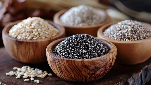 Siyah susam tohumlu kase ve tahta kaşık, yakın plan.