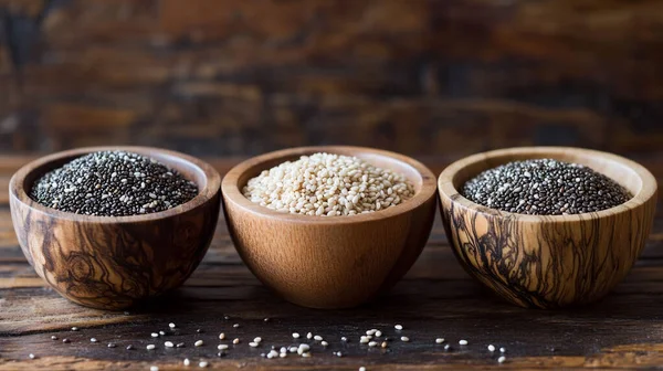 Tahta kasede siyah beyaz pirinç.