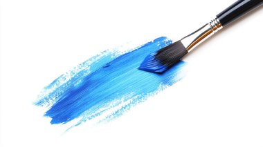 Beyaz arkaplanda mavi boya ile fırça
