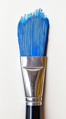 Beyaz arkaplanda mavi boya fırçası