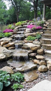 Parktaki bahçe yolu.