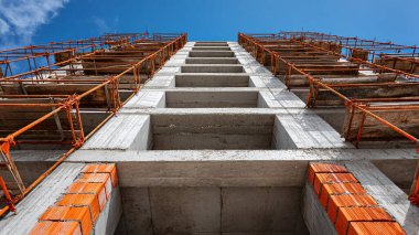 Güneşli bir günde beton şantiye. yeni yapı.