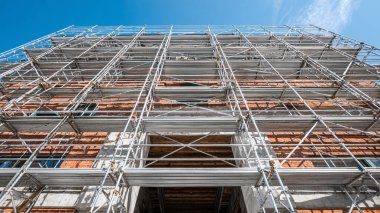 İnşaat iskelesi ve vinçli.