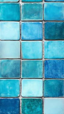 Beyaz zemin üzerinde mavi ve kırmızı cam fayanslar