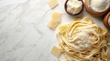 Lezzetli makarna tabağı ve yemek malzemeleri, yazı için yer.