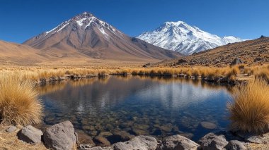 Dağlar ve karla kaplı güzel bir manzara.