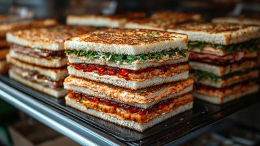 Sebzeli ve peynirli lezzetli sandviçler.