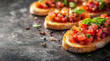 Bir taş tahtada domates ve fesleğenli bruschetas.