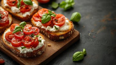 Domatesli bruschetta veya schescheas, fesleğen ve mozzarella peyniri. sağlıklı İtalyan atıştırması.